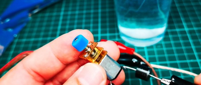 How to make a liquid diode from a spoon of water and soda