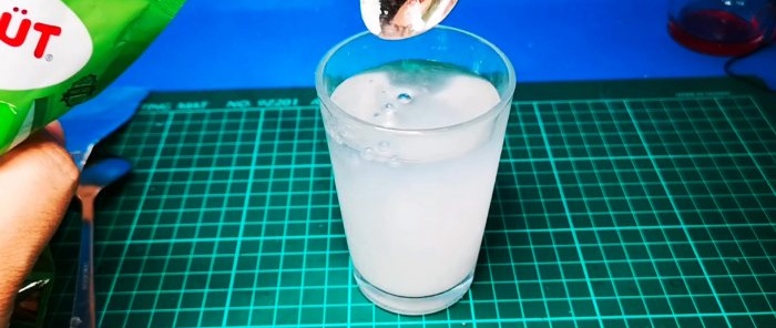 How to make a liquid diode from a spoon of water and soda