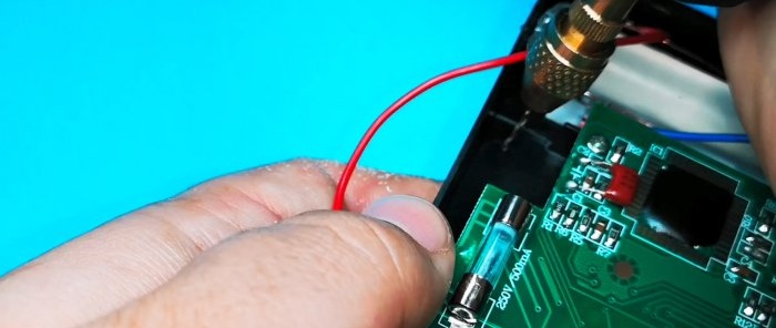 How to turn on the multimeter backlight automatically