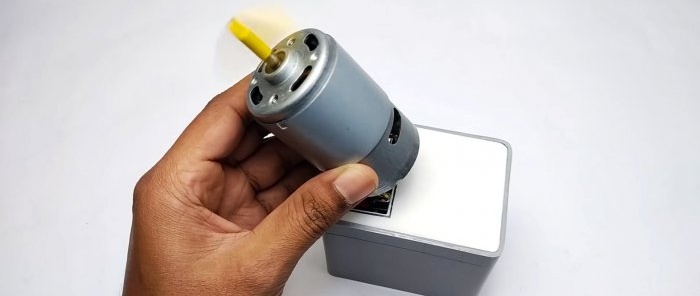 How to make a 12 V Li-ion battery from a laptop battery and PVC pipe