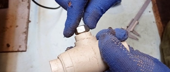 What to do if dripping down the valve stem of the heating radiator