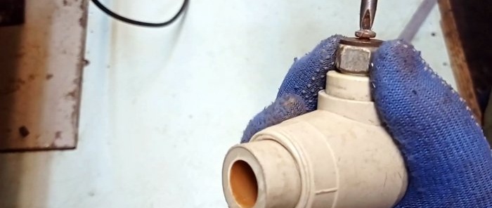 What to do if dripping down the valve stem of the heating radiator