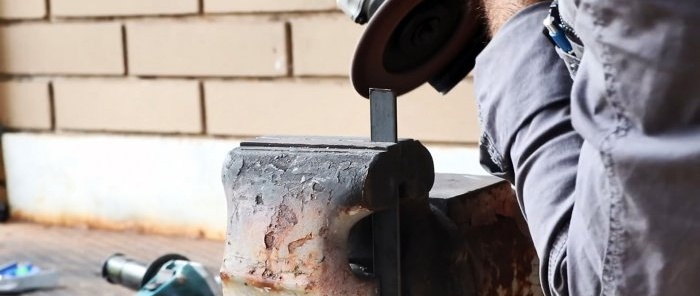 How to make a loft-style door handle from steel strips and a piece of reinforcement