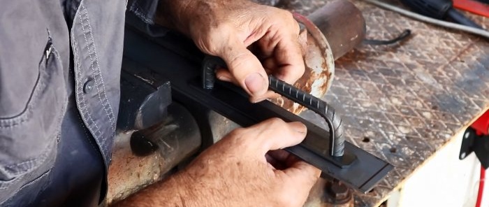 How to make a loft-style door handle from steel strips and a piece of reinforcement