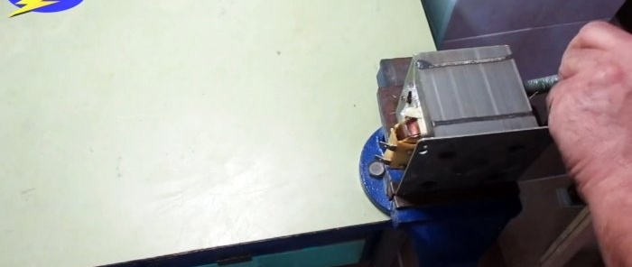 How to make a car battery charger from a microwave oven