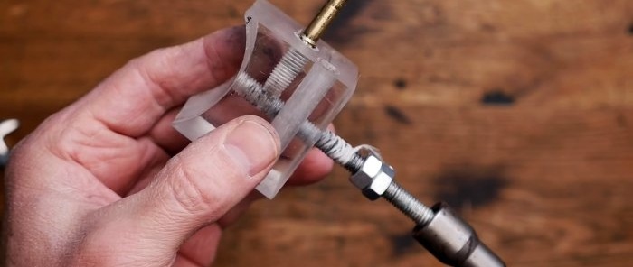 How to use the remnants of a dried cylinder with polyurethane foam Making a simple device