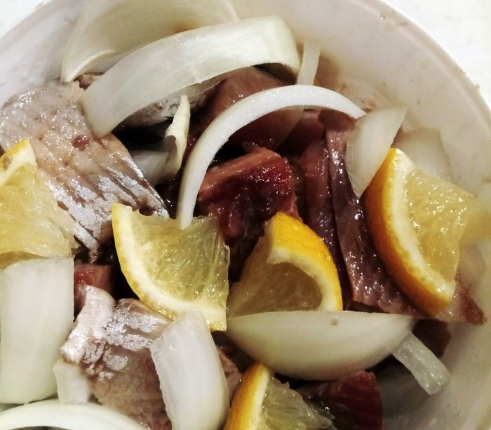 How to make preserved herring in lemon juice