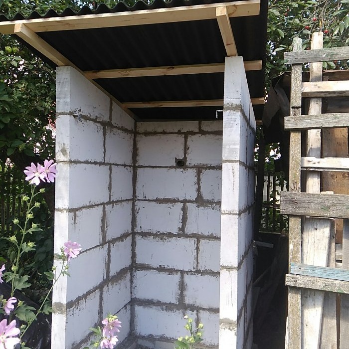 How to build an outdoor toilet from blocks