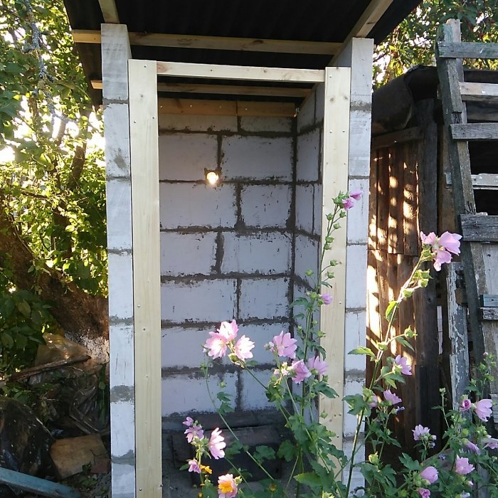 How to build an outdoor toilet from blocks