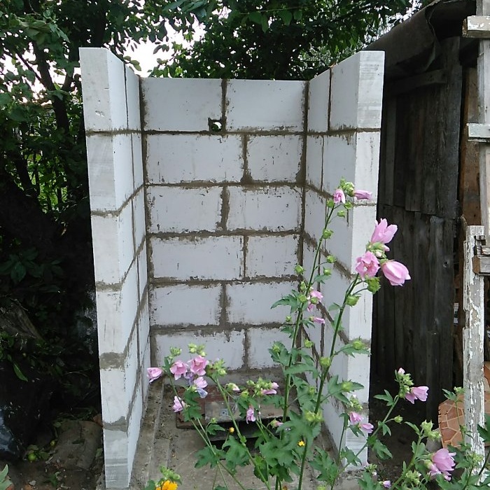 How to build an outdoor toilet from blocks