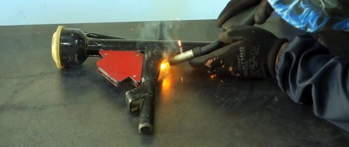 How to make a grill with an ignition cylinder and a lifting grate based on a car jack