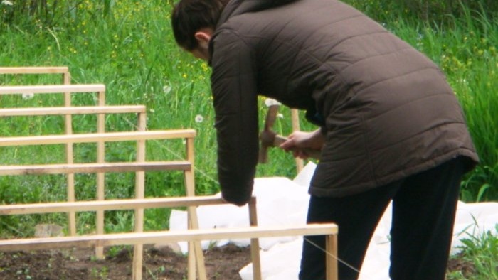 Life hack on how to quickly build a simple greenhouse at the dacha with your own hands