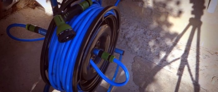 How to make a mobile garden hose reel from a wheel rim