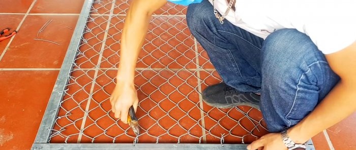 How to make a fence section from chain-link mesh without welding