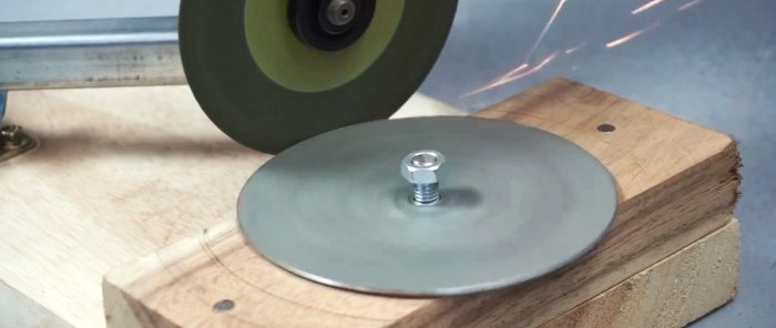 A grinder attachment for cutting metal discs of any diameter