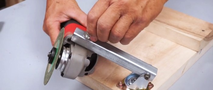 A grinder attachment for cutting metal discs of any diameter