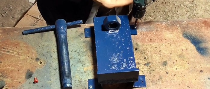 How to Make an Inexpensive, Very Simple Bench Bench Vise