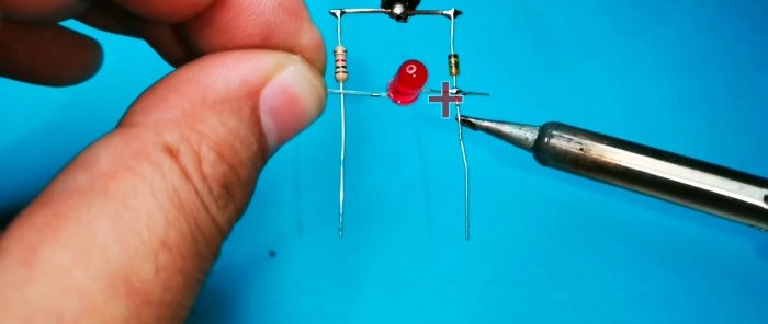 Low battery charge indicator without transistors with a clear response threshold