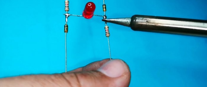 Low battery charge indicator without transistors with a clear response threshold