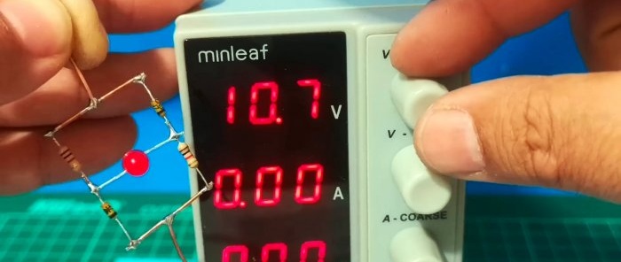 Low battery charge indicator without transistors with a clear response threshold