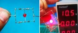 Low battery charge indicator without transistors with a clear response threshold