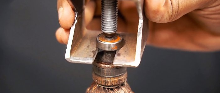 A simple do-it-yourself bearing puller