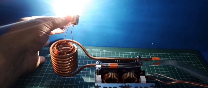 An induction heater from AliExpress heats up pliers in a couple of minutes