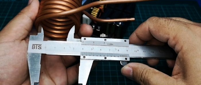 An induction heater from AliExpress heats up pliers in a couple of minutes