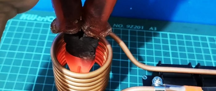 An induction heater from AliExpress heats up pliers in a couple of minutes