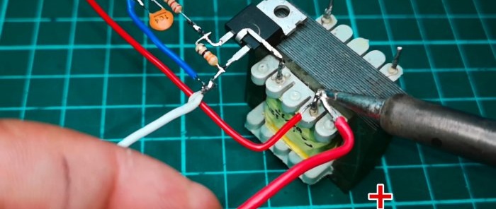 Simple 220V inverter circuit for transformers with two terminals