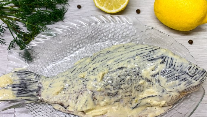 How to bake crucian carp in foil with onions is very tasty