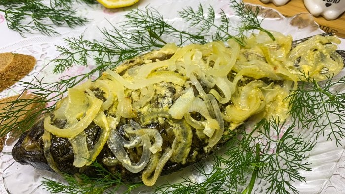 How to bake crucian carp in foil with onions is very tasty