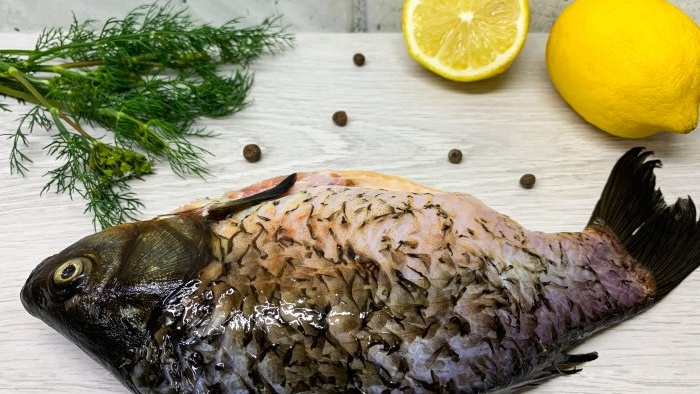 How to bake crucian carp in foil with onions is very tasty