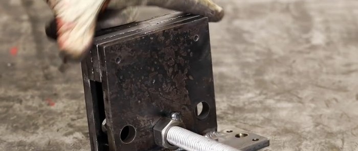 A simple vice design that is easy to repeat with your own hands