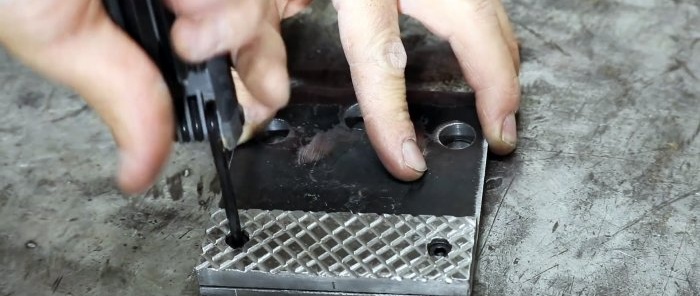 A simple vice design that is easy to repeat with your own hands