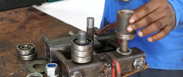 Homemade machine for bending metal strips of simple design