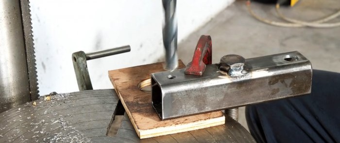 Homemade machine for bending metal strips of simple design