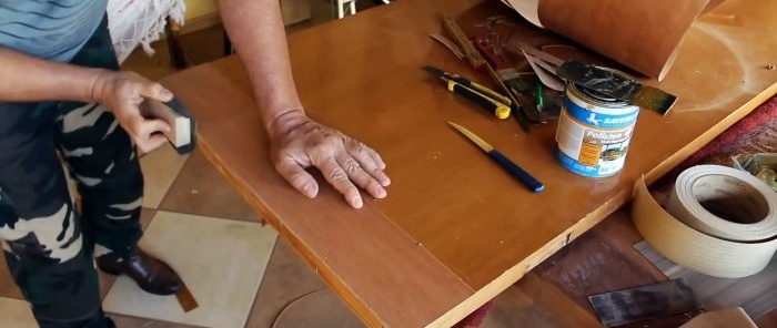 How to repair chips and delaminations at the bottom of a wooden door