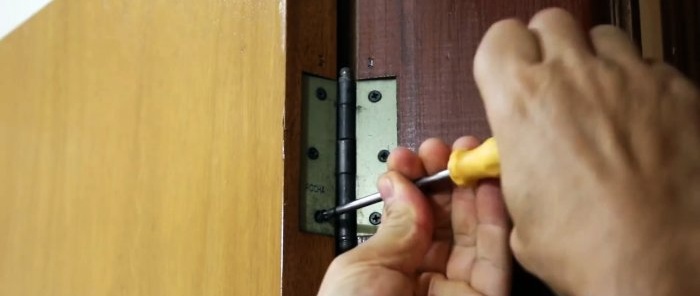 How to repair chips and delaminations at the bottom of a wooden door