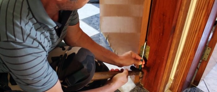 How to repair chips and delaminations at the bottom of a wooden door