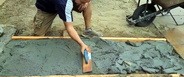 How to pour a concrete garden path with imitation stone