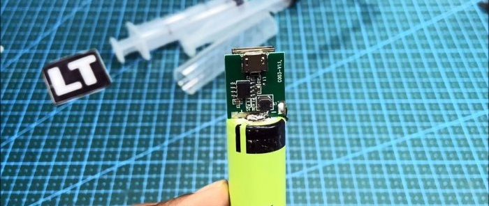 We make a mini Power Bank for an honest 3400 mAh from a syringe and an 18650 battery