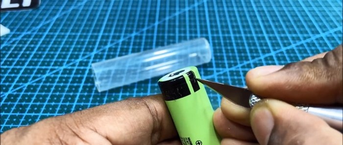 We make a mini Power Bank for an honest 3400 mAh from a syringe and an 18650 battery