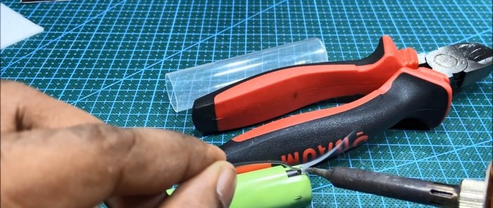 We make a mini Power Bank for an honest 3400 mAh from a syringe and an 18650 battery