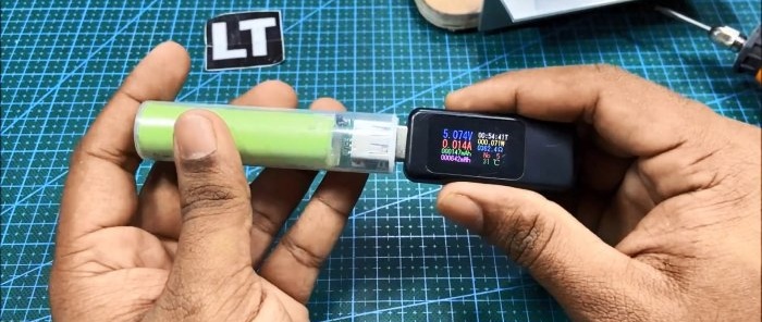 We make a mini Power Bank for an honest 3400 mAh from a syringe and an 18650 battery