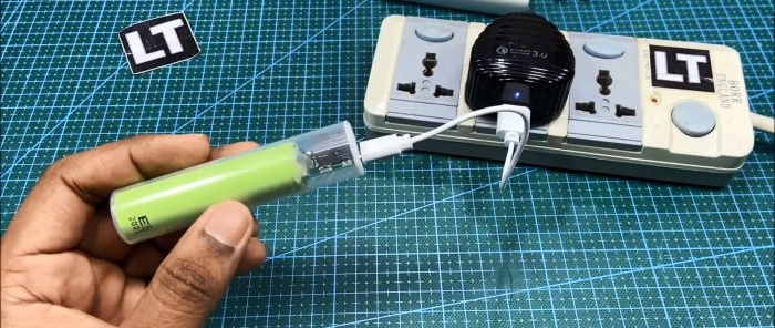 We make a mini Power Bank for an honest 3400 mAh from a syringe and an 18650 battery