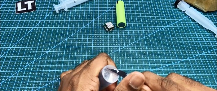 We make a mini Power Bank for an honest 3400 mAh from a syringe and an 18650 battery