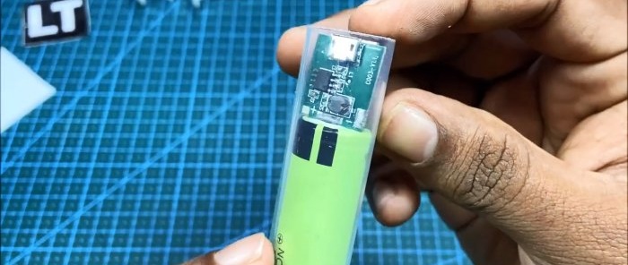 We make a mini Power Bank for an honest 3400 mAh from a syringe and an 18650 battery