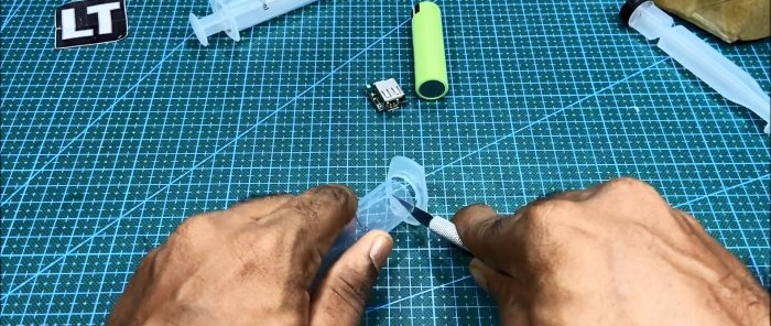 We make a mini Power Bank for an honest 3400 mAh from a syringe and an 18650 battery