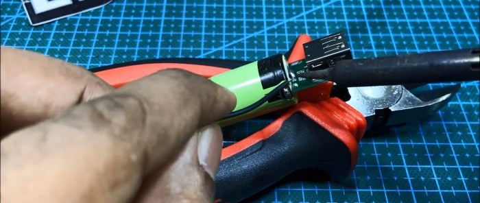 We make a mini Power Bank for an honest 3400 mAh from a syringe and an 18650 battery